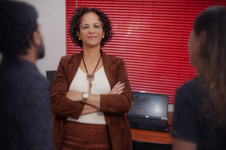 uma mulher autêntica que não se importa com a opinião dos outros